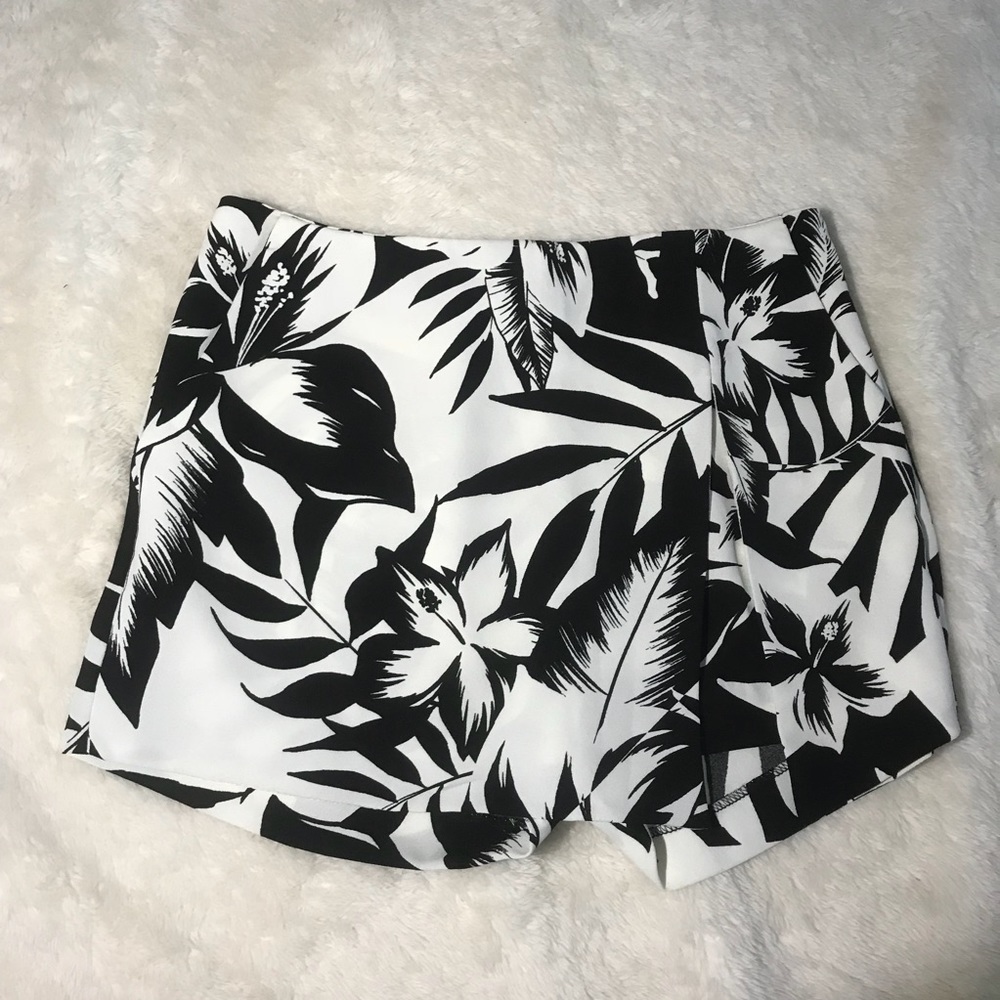🌿NWT EXPRESS SKORT BLACK AND WHITE PALM LEAVES🌿